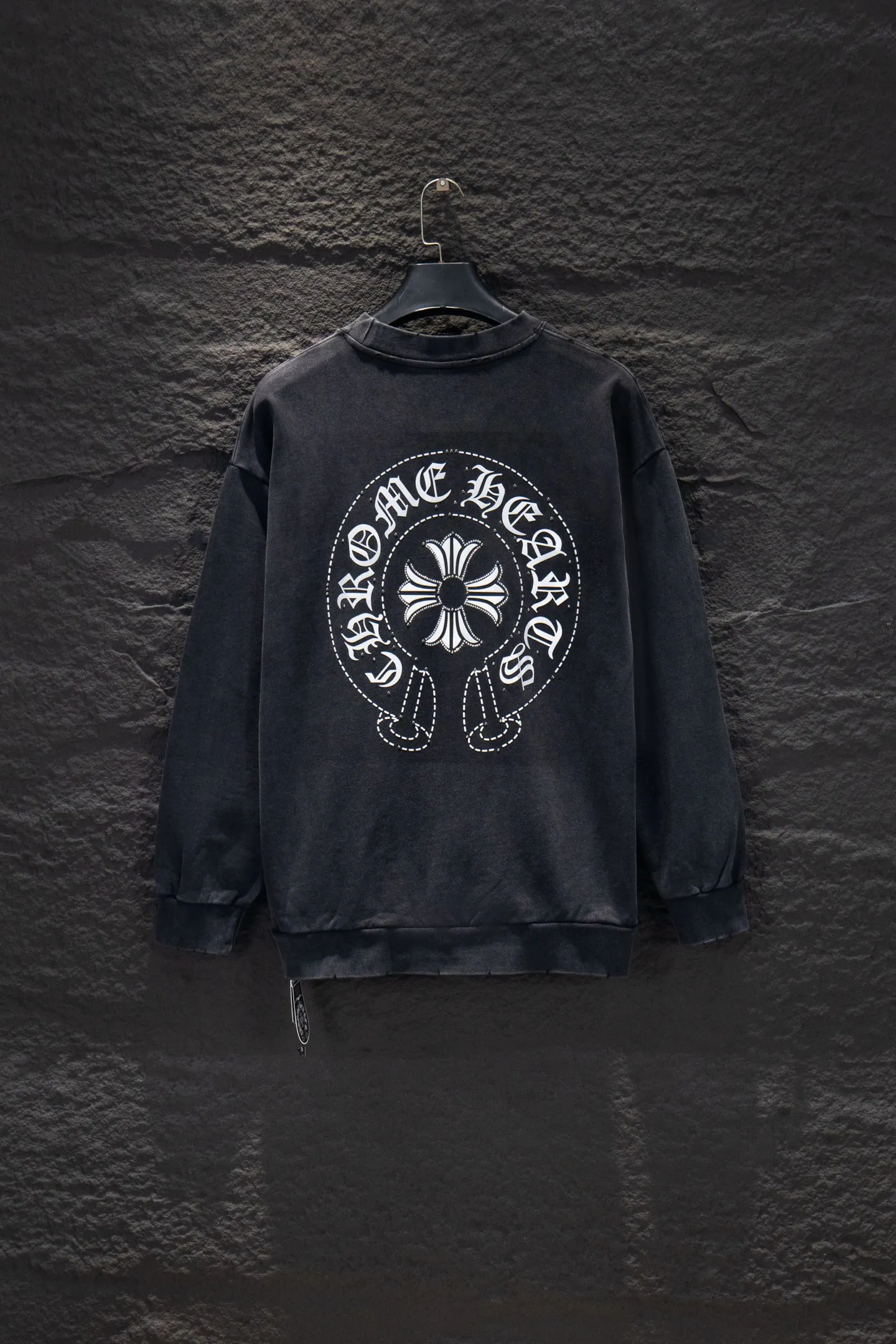 P290 🆕Chrome hearts new hot diamond silicone stir-fried color sweatshirt. The os version is really charming. The Chrome family is really unique. Every new season has the best version. It is very practical and can be worn casually. Nice✔️ - ⚠️100% cotton. Made of custom-dyed terry cotton sweatshirt surface, 420g double-ply double yarn, comfortable to the touch. Made from imported knitting needle carded cotton, the thickness is moderate, drapey and contoured, making the upper body comfortable! ! It is very tolerant to fat body types and can instantly lose five pounds after wearing it!  Specially ordered many Austrian hot diamonds, which have the bling bling effect of natural crystals under the light, with multi-faceted reflective points, and the production cost is extremely high. The laser molding includes a computer engraving machine and a laser machine, which are accurate in units of particles. Finally, it is hot and set at high temperature. After the hot ironing, the firmness needs to be tested repeatedly on the hot stamping. It can show colorful reflections under the light. The body of the garment is treated with reverse-bottomed silicone, hot-drilled and frayed elements, which greatly increases the interest of the garment and creates a unique visual effect.  Hem Loose closing Double-layer fabric Good closing effect Exquisite seaming Color: Washed black Reverse stir-fried gray Size: S-M-L-XL